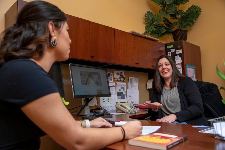 A student talks to her career advisor