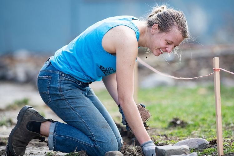 Removing weeds as part of a service-learning project