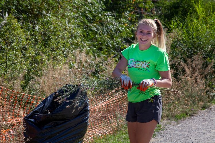 A student volunteering during the Big Sky Experience