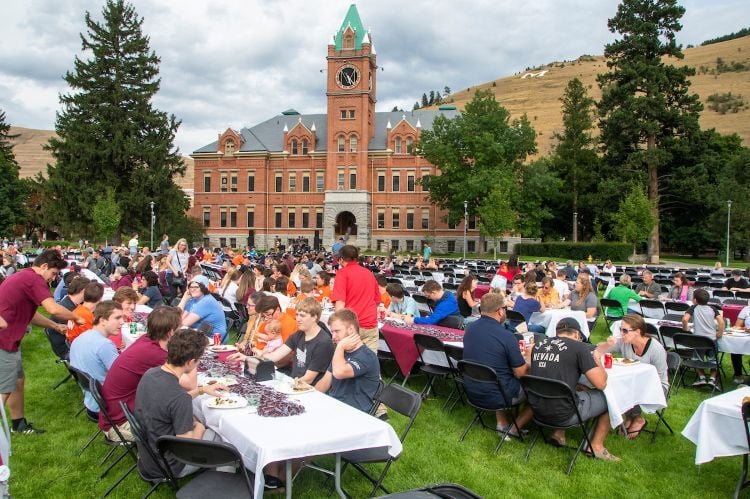 A large congregation of students eating a meal on The Oval