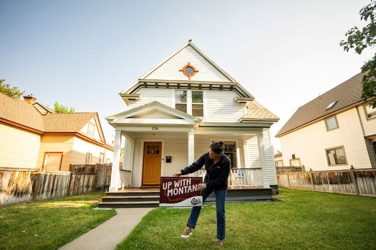 A homeowner puts a UM sign outside their house