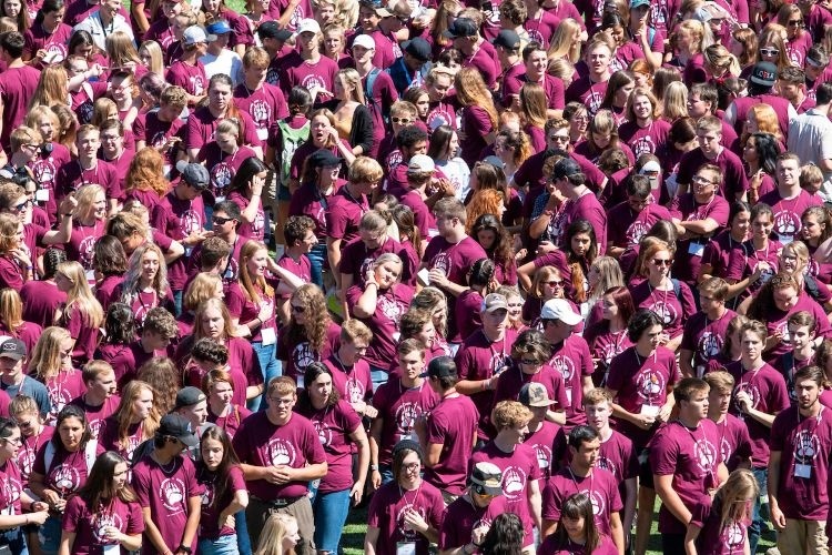 A crowd of Grizzly students