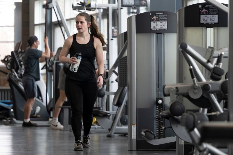 A student exercising at campus recreation