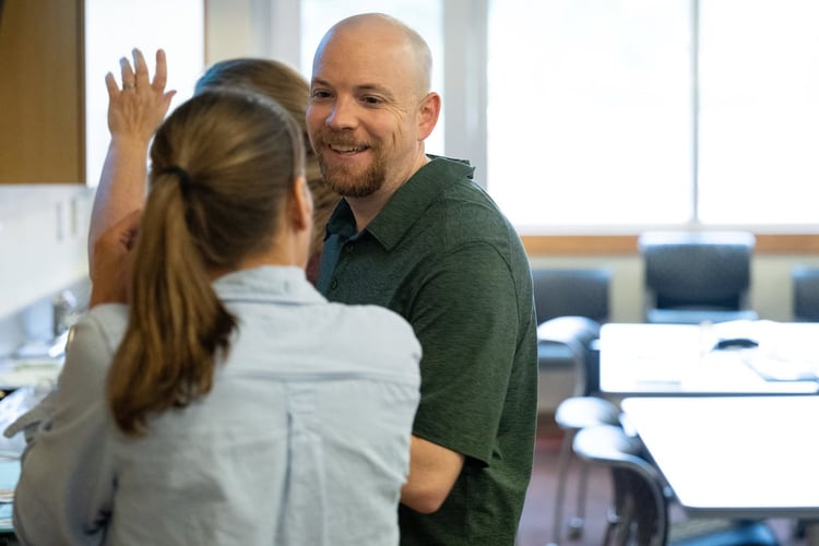 Student talking to a UM faculty member