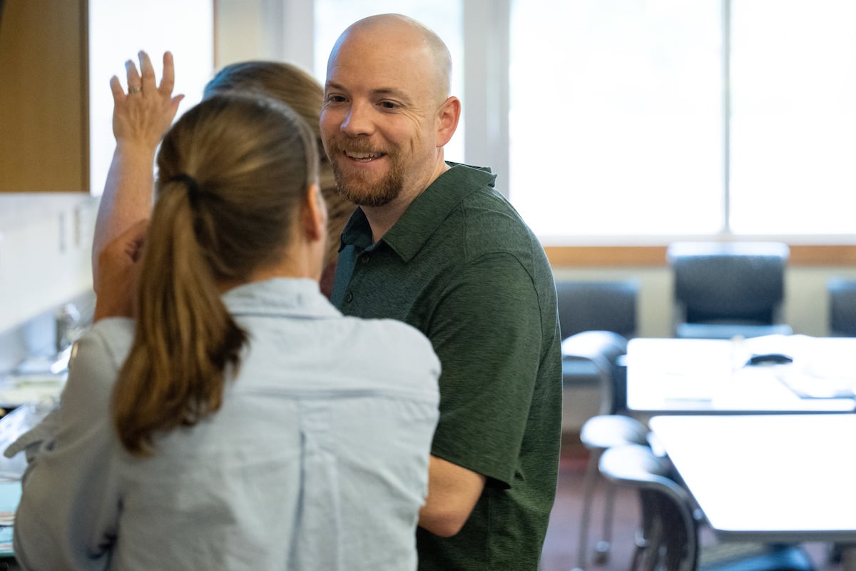 Student talking to a UM faculty member